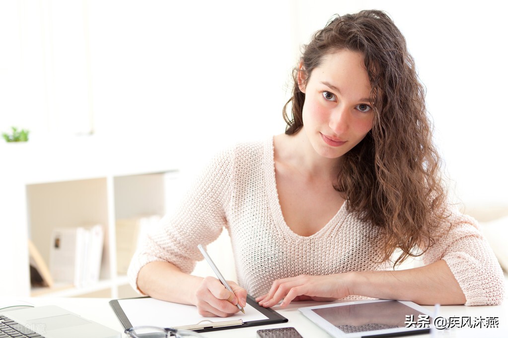 自媒体写作变现靠爆款，如何才能写出爆款呢？爆款写作三要素