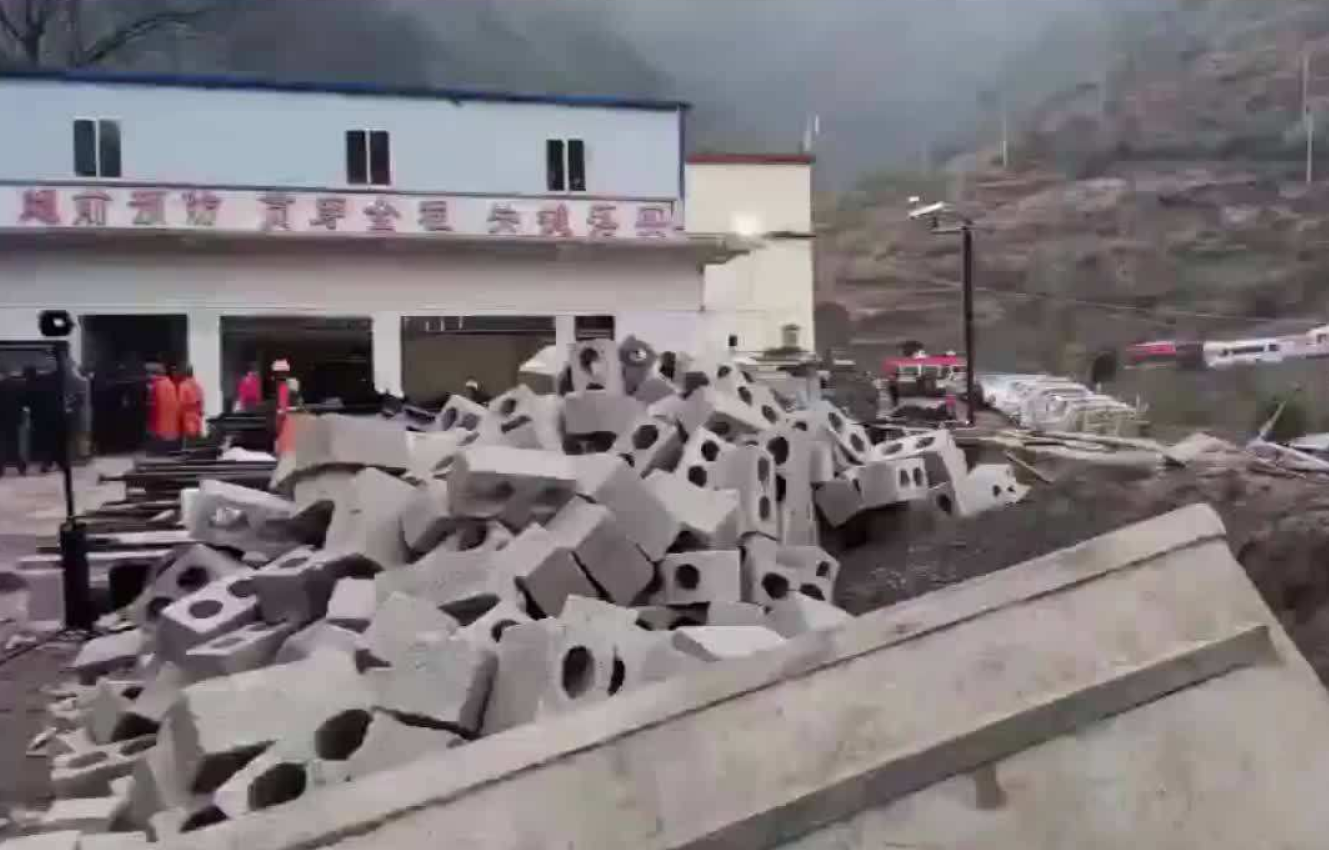 贵州一煤矿顶板垮塌，14人被困！事故发展如何了，被困如何自救？