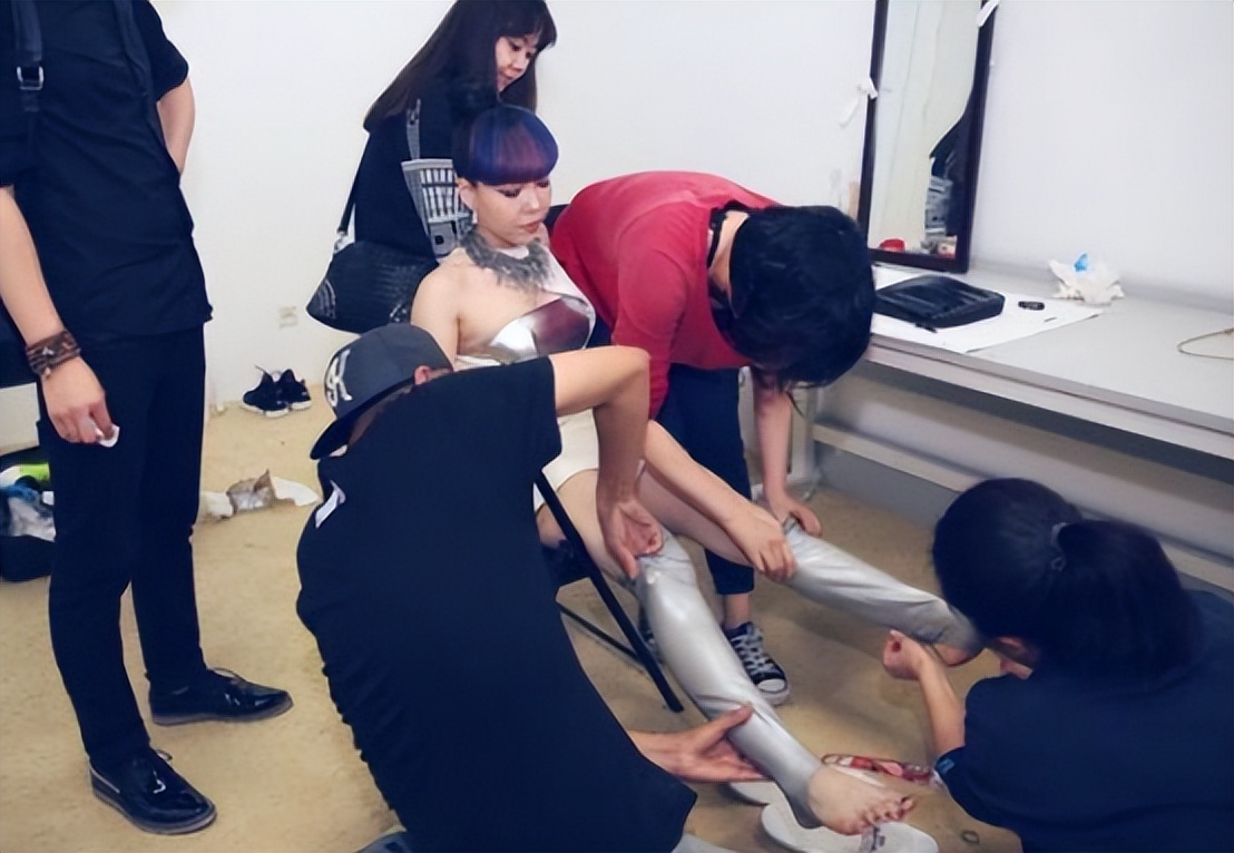 过气女明星窘况：街头卖唱、破产、卑微求工作，风光不再