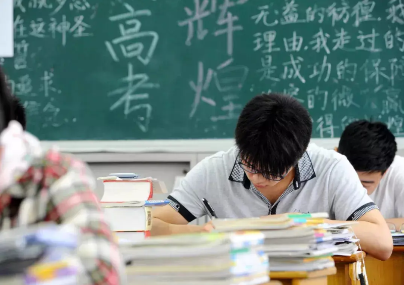 教育部发出通知，高中生复读有调整，家长看后很惆怅