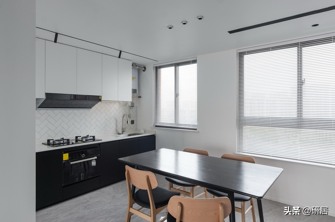 这对夫妻很理性，把家装成了简约风，没想到越是简单的装修越舒服