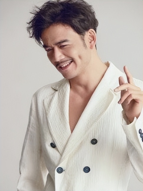 杨烁：从红极一时到被万人嘲讽，成也“小包总”，败也“小包总”