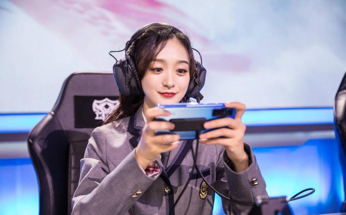 “网瘾女星”何泓姗：为了买皮肤才接戏，曾在演技上胜过倪妮