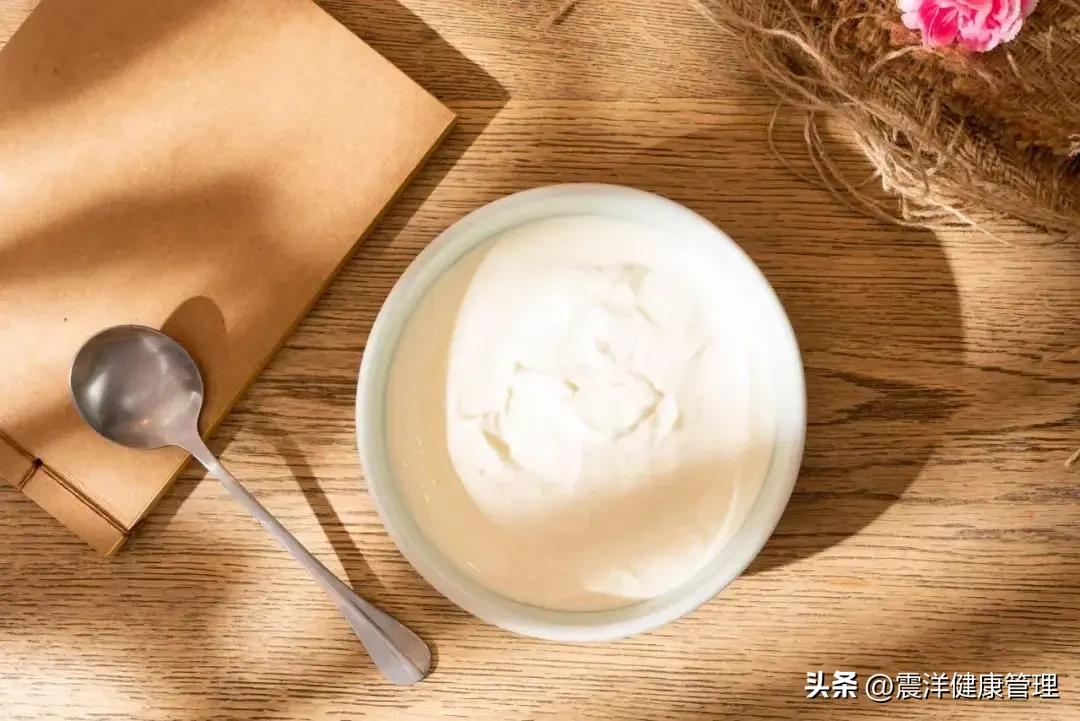 女性的正常气味是不是酸奶味(女性下半身有酸奶味，正常的吗?若是这3种气味要当心了)