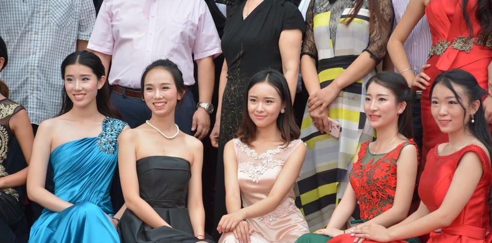 河南职业大学女生晚上集体“走秀”，衣着清凉，同学边“骂”边看