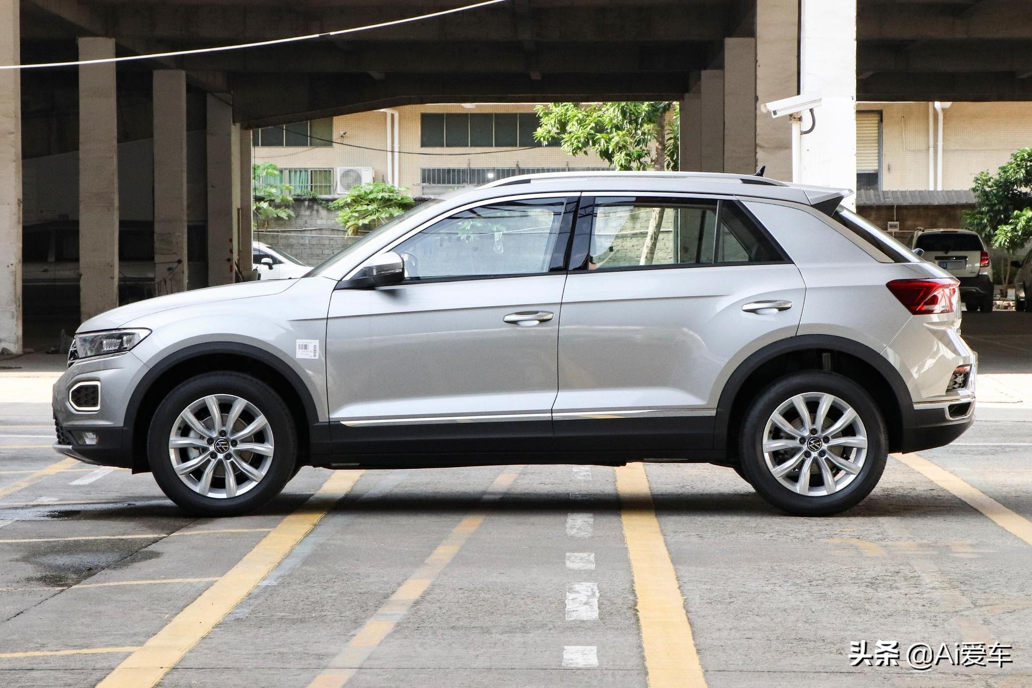 小尺寸德系家用SUV，空间够用车身好停车，省油又便宜，T-ROC探歌