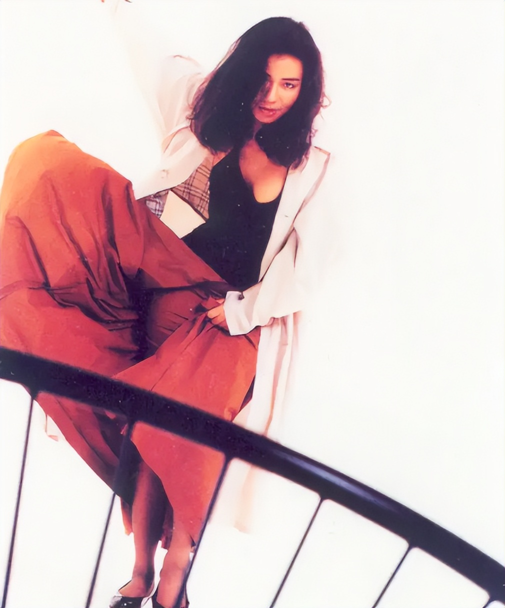 “霞玉芳红”，她的“红”，你碰不起