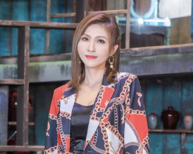 女星突发车祸撞成脑震荡，浑身伤痕遇路人救命，现场画面也曝光
