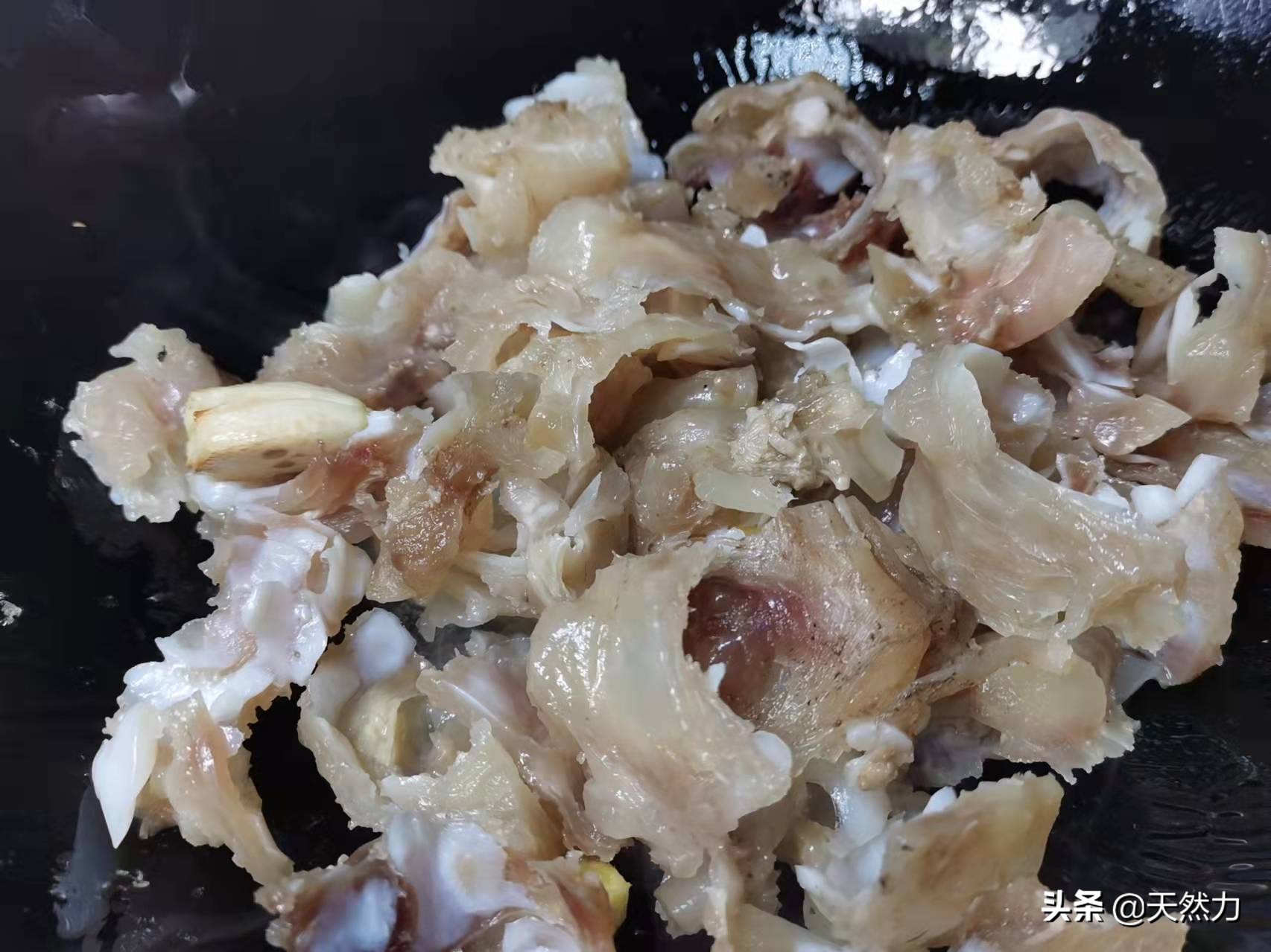 牛蹄筋要怎么做才软烂入味，教你家常做法，一口下去全是胶原蛋白