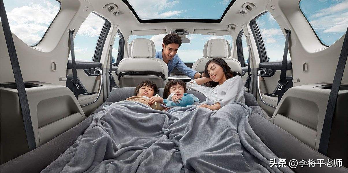 倒水打伞贴报纸，新能源车的天幕玻璃为何这么坑？车企：省钱啊