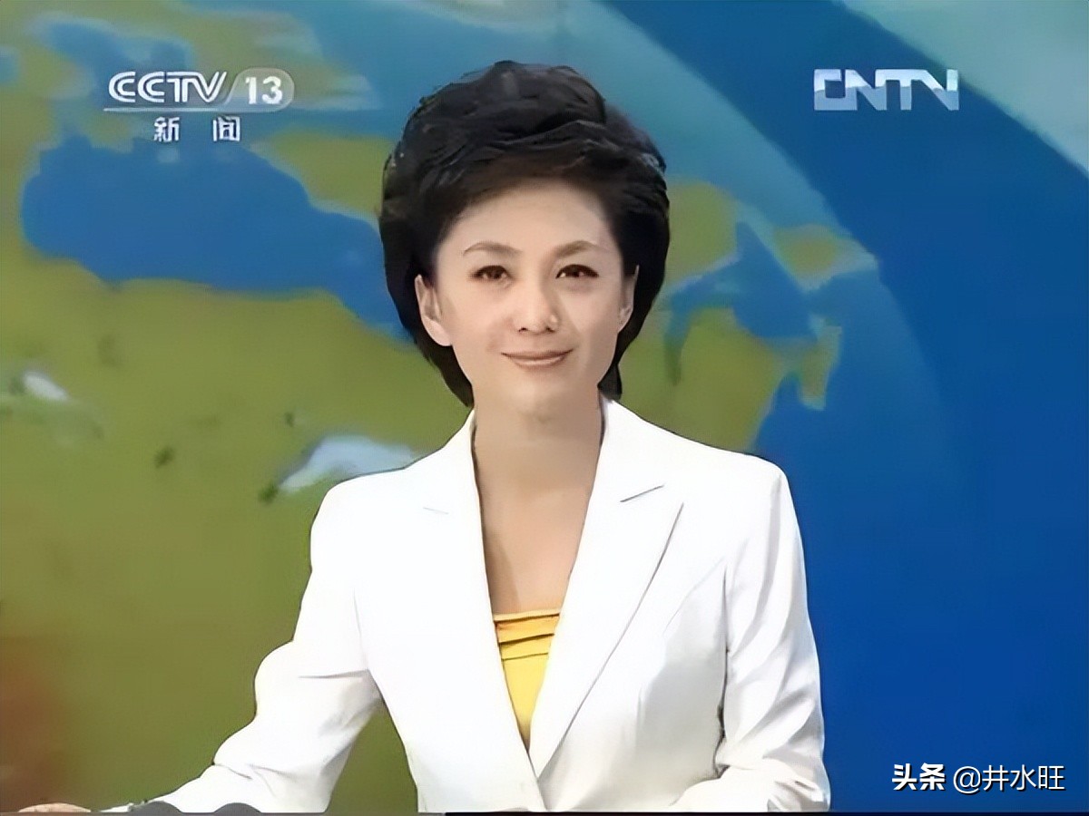 一身白衣的央视女主持，优雅显气质，别具高级感