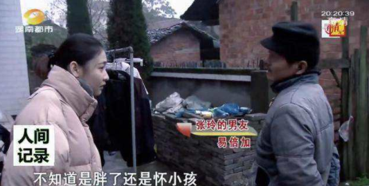 2015年湖南女大学生因爱精神失常，竟为50岁流浪汉生子，母亲崩溃