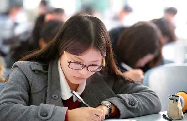 真实的大学生活什么样？学生用“三国演义”梗图吐槽，看后笑出声