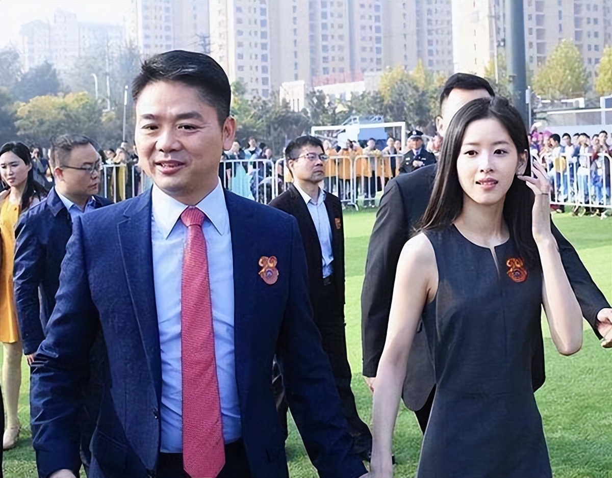 章泽天，嫁给刘强东7年，她的聪明让人刮目相看