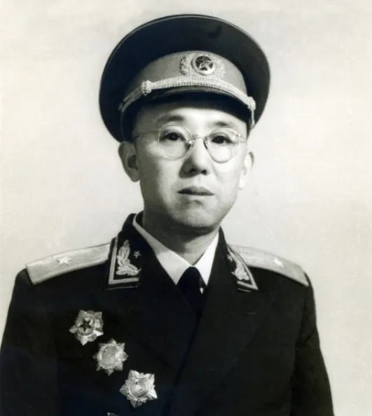 一般的纵队有3个师,这个纵队却有4个师,4位师长授什么军衔?