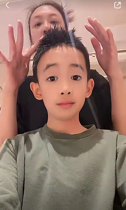 应采儿晒宅家日常，亲自为儿子理发好有爱，Jasper越长越像妈妈