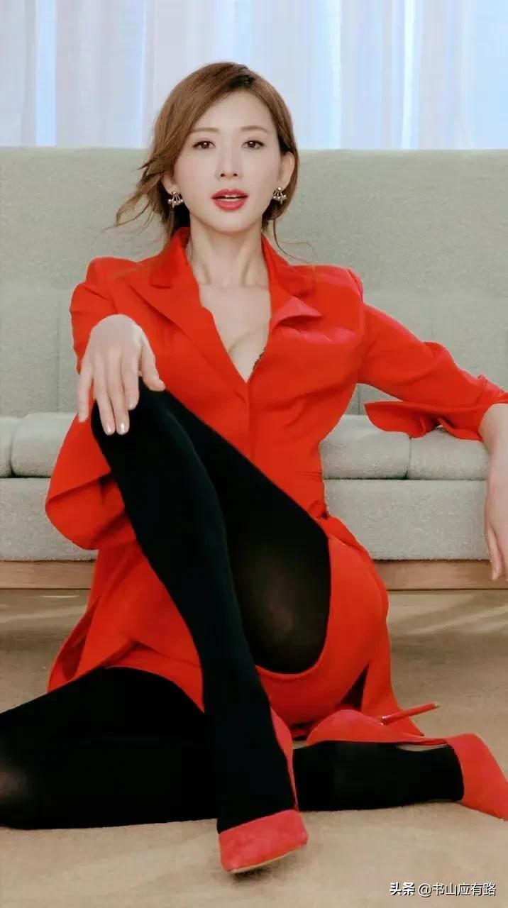 林志玲2：不爱武装爱红妆，红西装配黑打底裤藏不住好比例