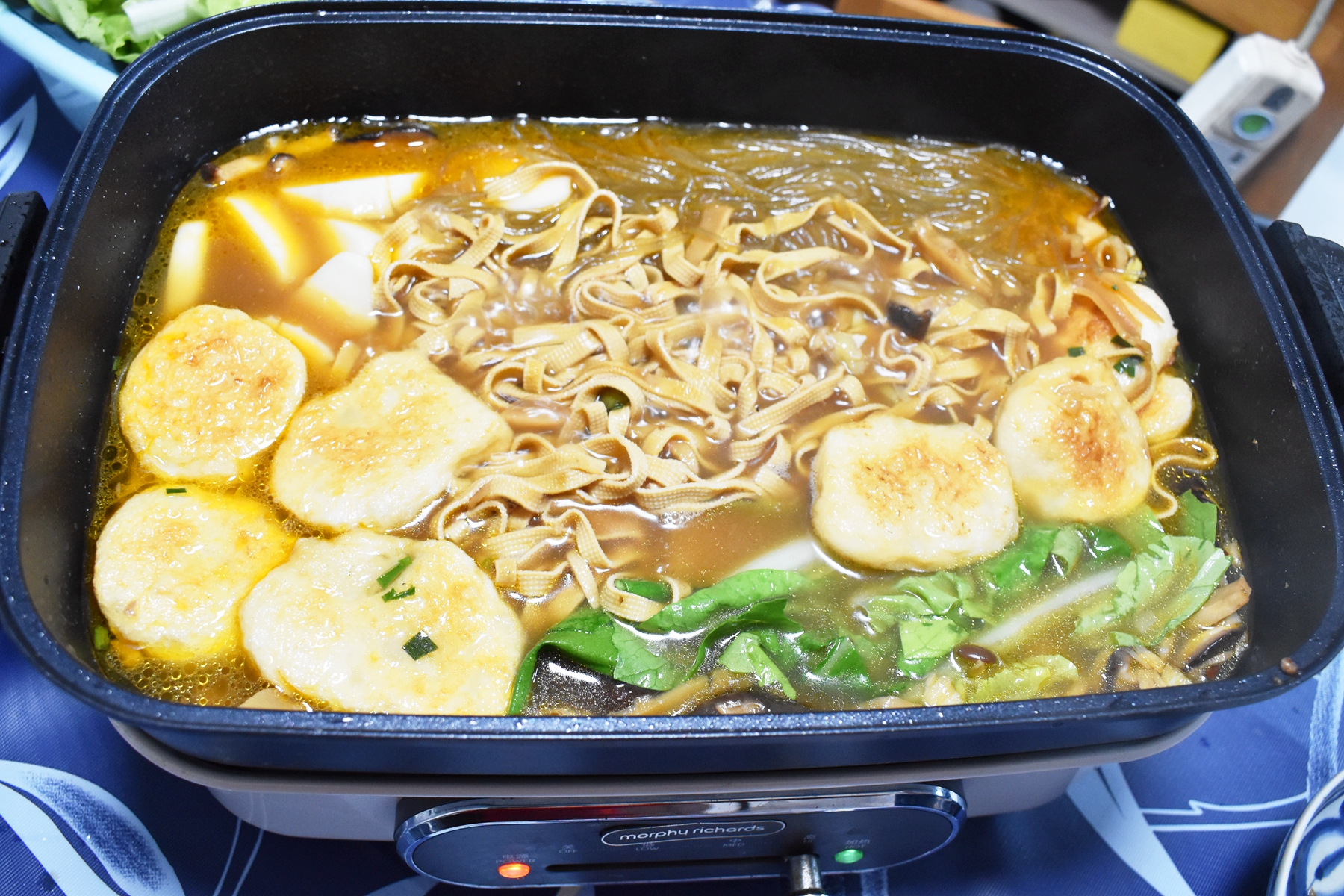 在家吃烤鱼火锅，食材丰富简单省事，好吃又实惠，家人赞不绝口