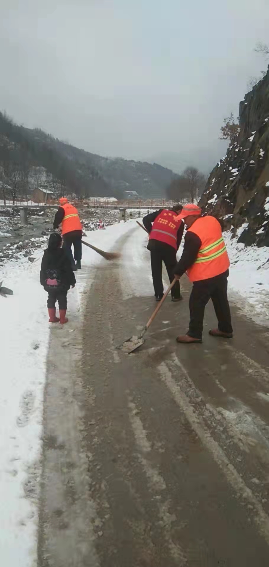 洛南县保安镇迅速行动清理积雪防滑倒