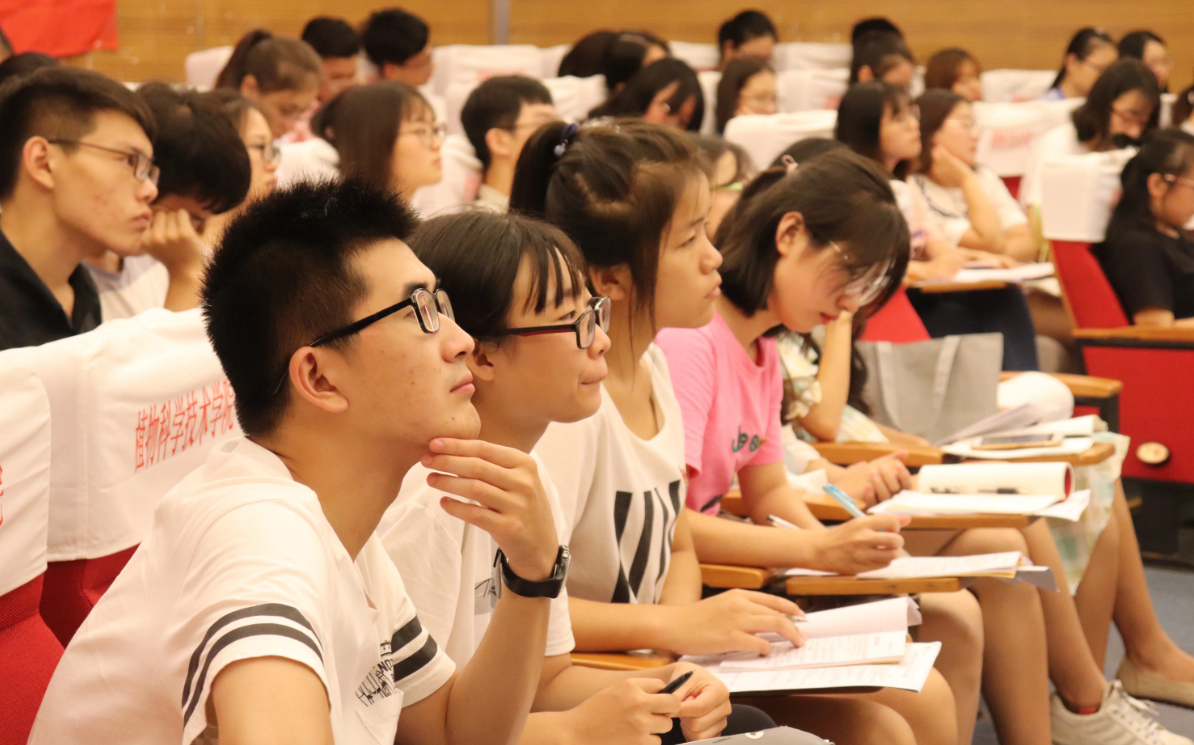 大学生想要申请入党，“决定权”在谁手里？并非是辅导员老师