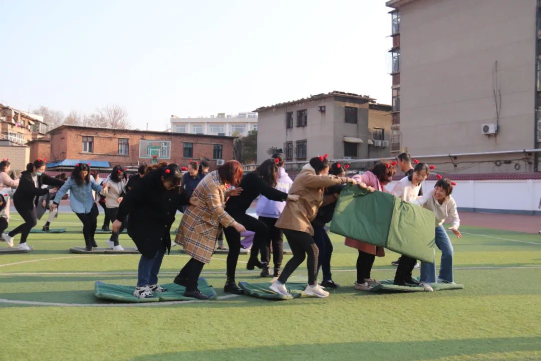 欢庆女神节日 尽展巾帼风采—自由路小学举行三八妇女节趣味运动会