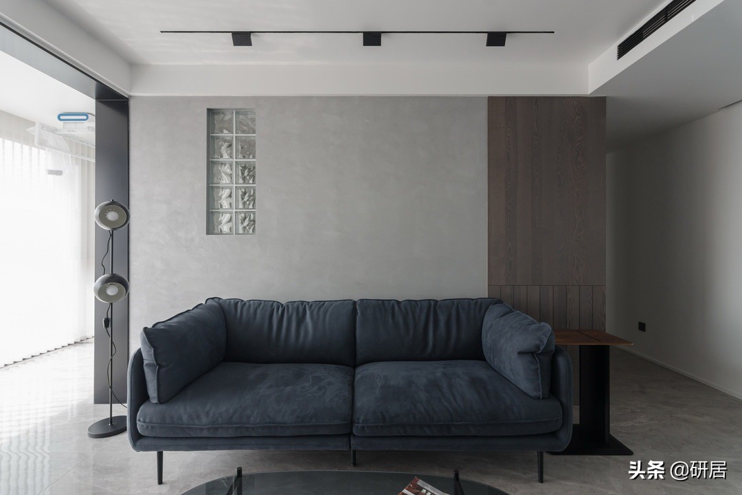 这对夫妻很理性，把家装成了简约风，没想到越是简单的装修越舒服
