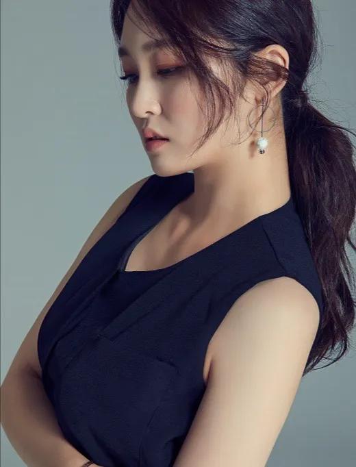 韩国美女主持申雅英