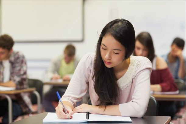 百位女学生参加模特大赛，清一色比基尼秀身材，高校操作令人迷惑