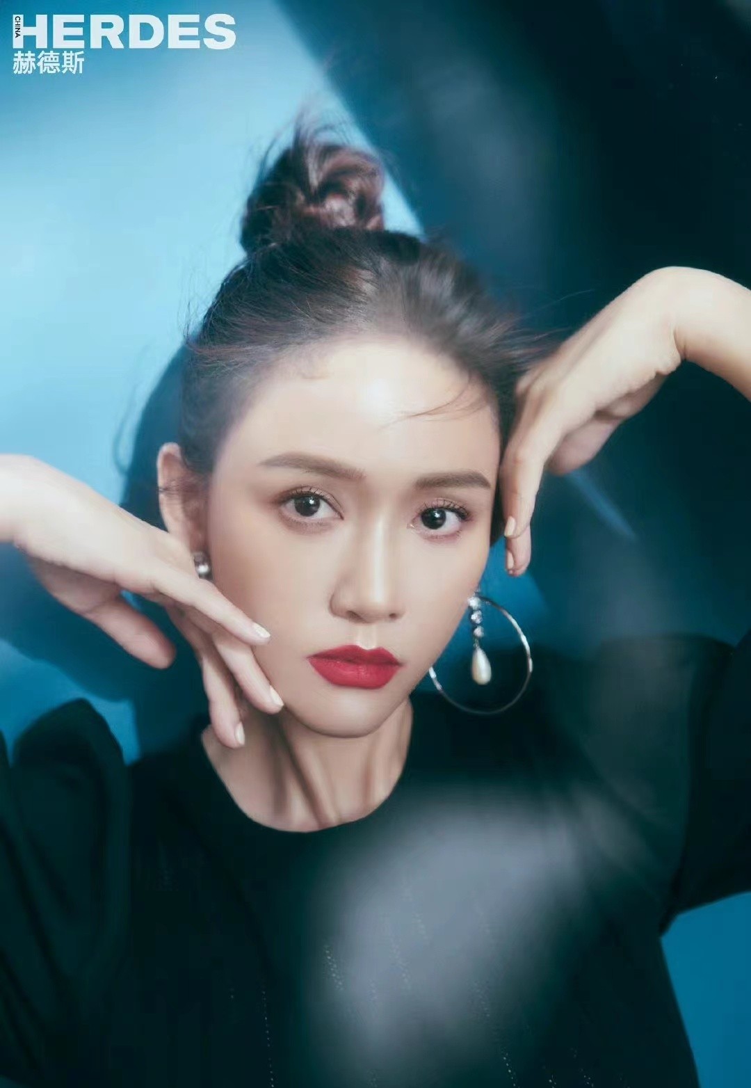 陈乔恩瘦太狠了,剪齐刘海变锥子脸像戴假发,模样大变像换了个人