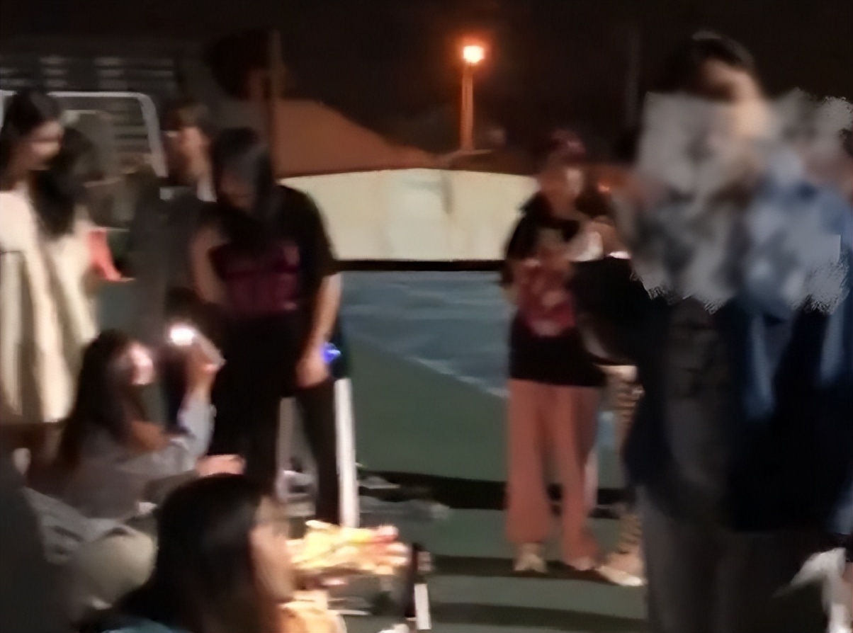 浙江一男大学生校园摆摊，引大量女生跃跃欲试，却说一般不按女生