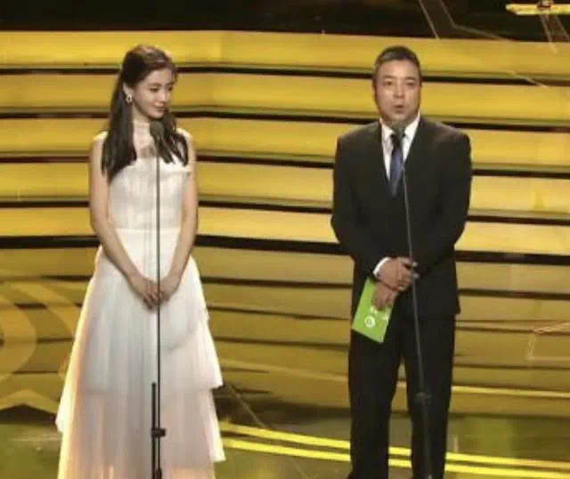 明星撞衫有多尴尬？要么是神仙打架修罗场，要么成买家秀和卖家秀