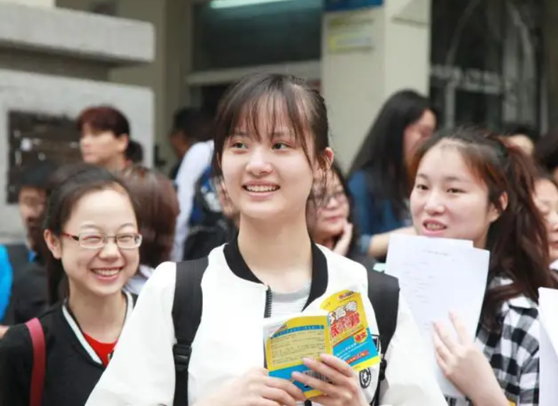 上海高三英语老师走红，代入感太强了，家长：这样的老师来一打