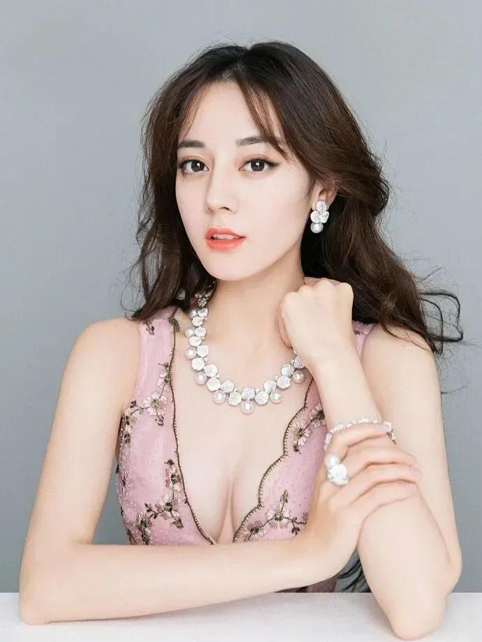 迪丽热巴是真的美，“怂脸拍”也不怕颜值照样好抗打，十分养眼