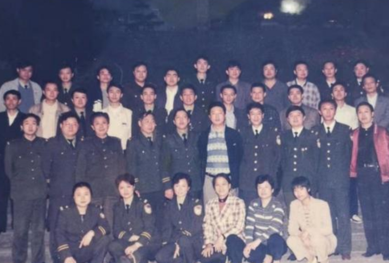 1999年，山东小伙以1敌7身中27刀牺牲，死后身上血衣成一级文物