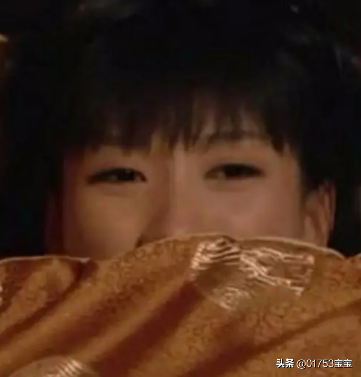 疫情封校，百无聊赖的男生宿舍上演起了“甄嬛传”，可谓活灵活现