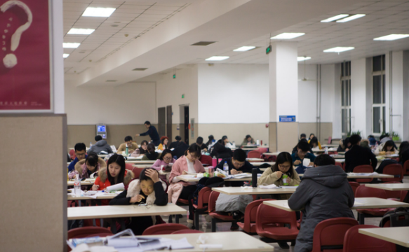 大学表白墙欢乐多，“恋爱圣地”变“翻车现场”，看后笑出鹅叫