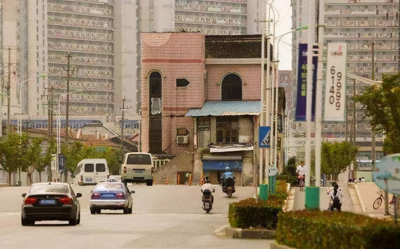 上海马路上的“豪宅”：要6套房加一块宅基地才肯拆，14年后搬走