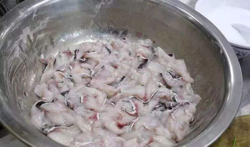 腌鱼的做法(做酸菜鱼,腌制鱼片是关键,大厨教你正确做法,鱼片弹滑酸辣