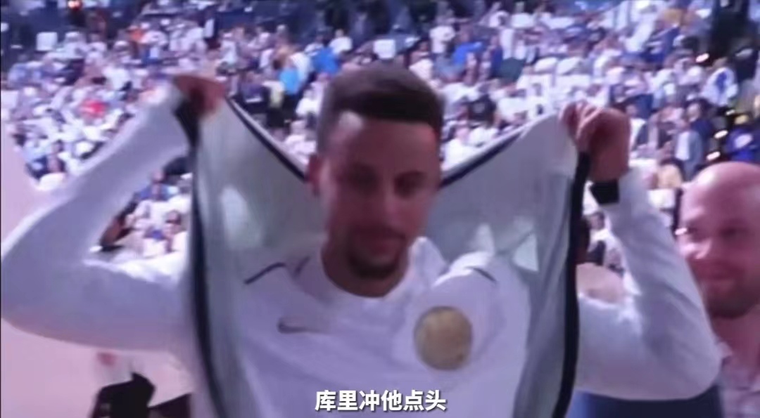 哪些人看nba比赛不要门票(普通人如何在勇士主场免费看球，球星主动合影，这大哥方法太绝了)