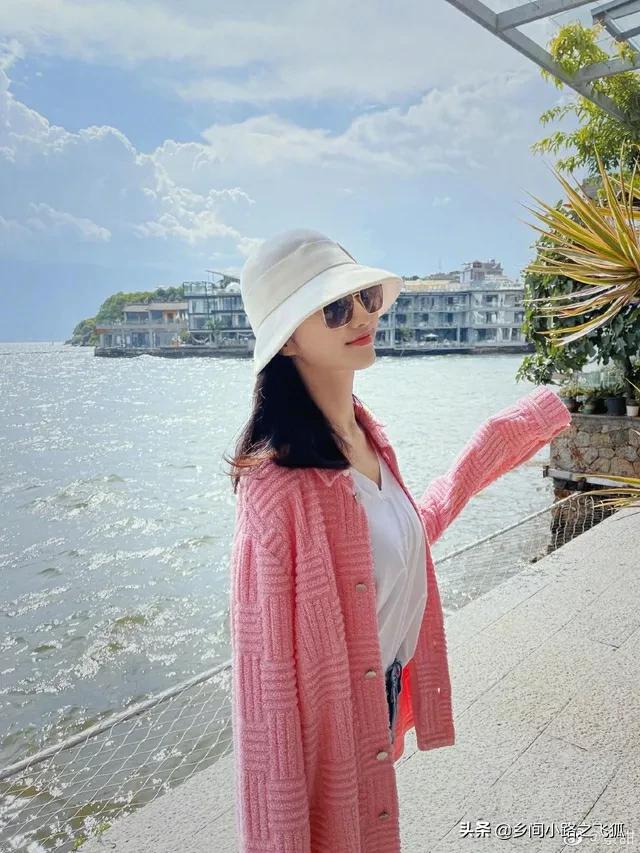 景甜置身碧海蓝天 穿粉外套撩拨长发好甜美