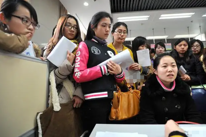 “抱歉，超過35歲我們不要”，研究生求職被拒，HR的話現實又扎心