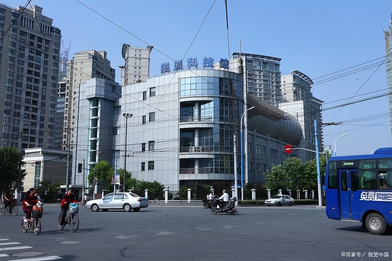上海开始“抢人大战”，直接落户不需要交社保？学生：是留还是走
