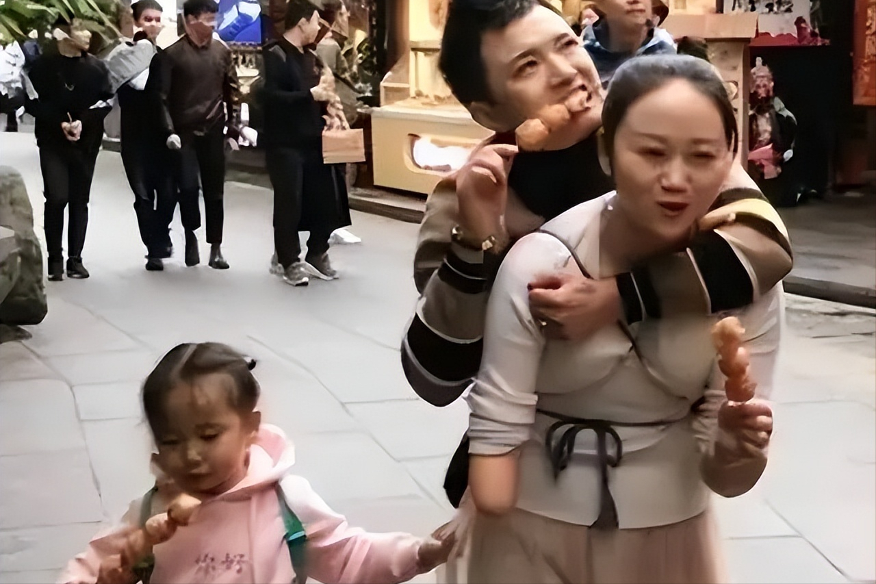无腿丈夫出轨女粉丝，断臂妻子带孩子回老家，2年后结果大快人心