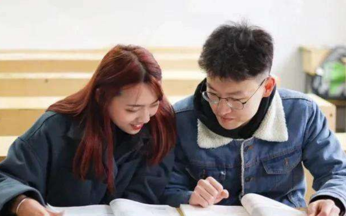 大学生带女朋友回家，初次见面便共居一室，母亲直言接受不了