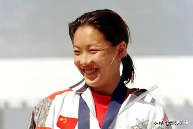 富太太伏明霞：为70岁老公生仨娃，43岁依然韵味十足