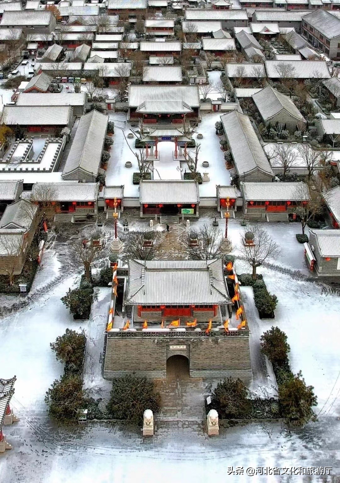 河北定州：飞絮弥漫天地 古城美不胜收