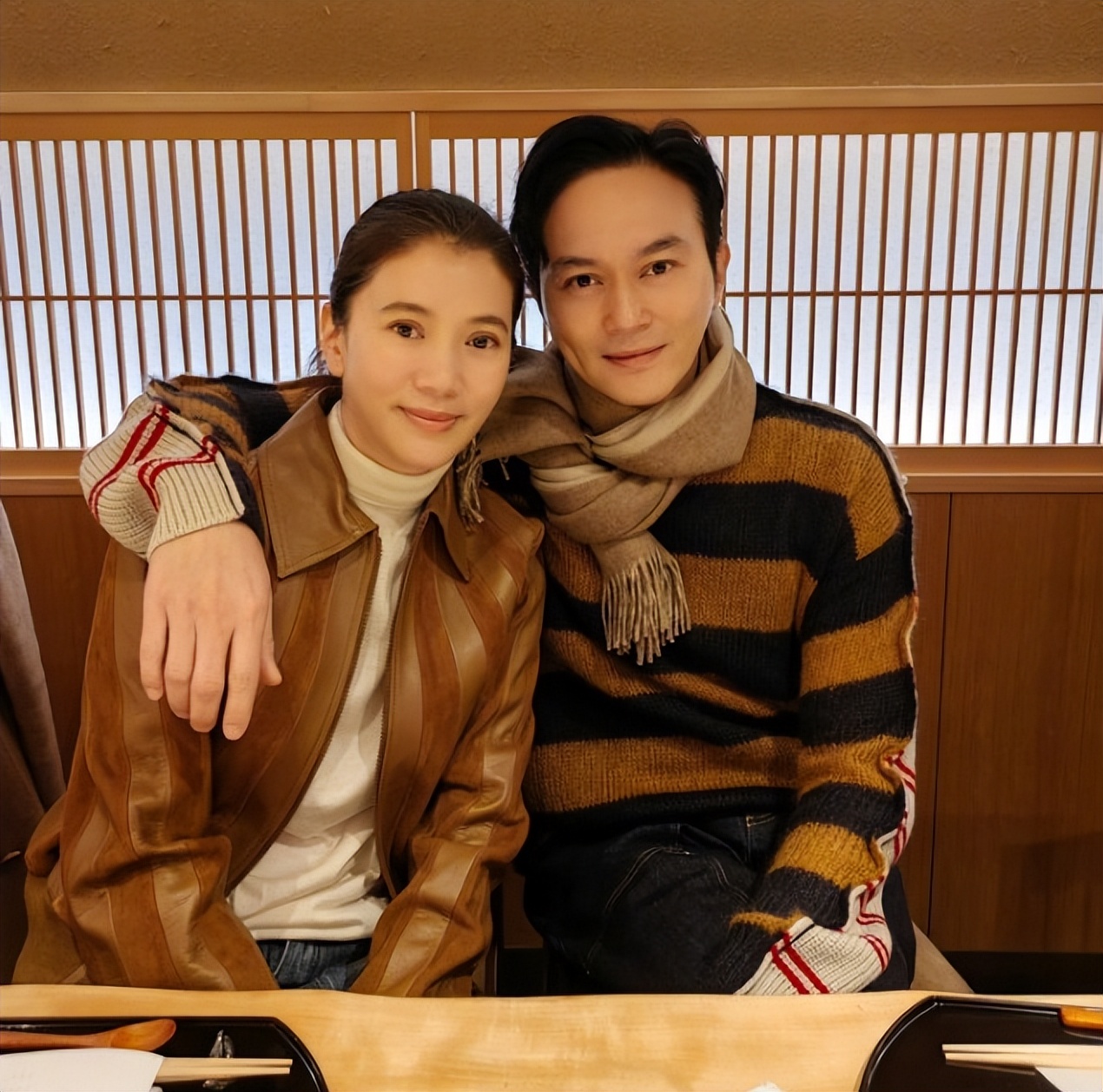张智霖夫妇浪漫约会，结婚21年甜蜜如初，50岁袁咏仪自信秀全素颜