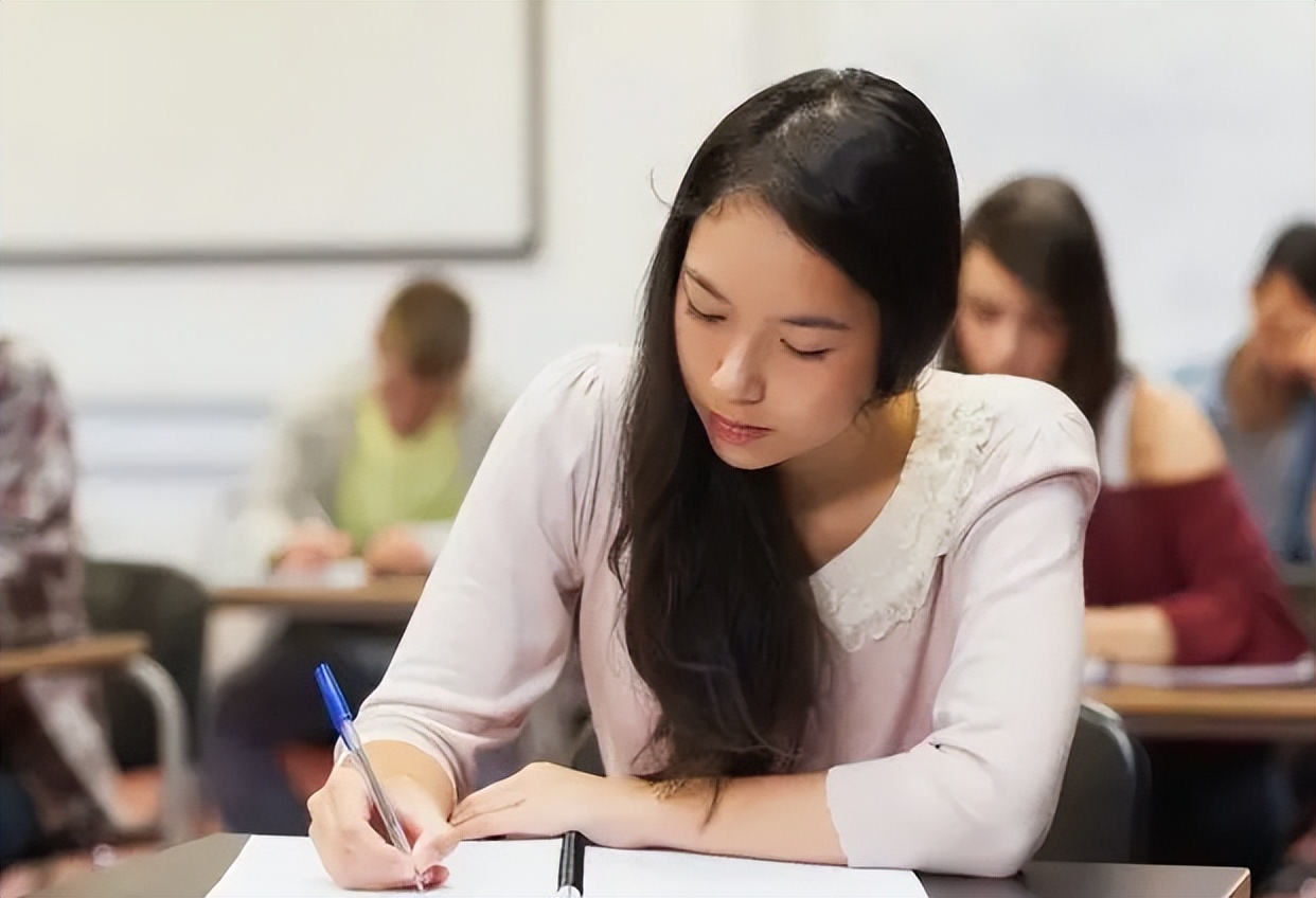 “上过大学”和“没上大学”，4张对比图一目了然，确实不一样