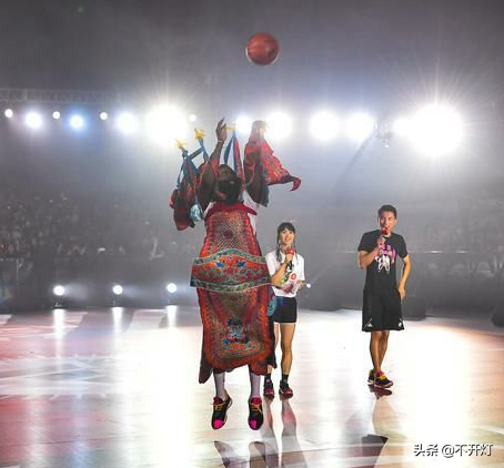 哪些对中国友好的nba球星(篮网输了哈登没输？哈登13份奖学金送中国娃！球迷：优质偶像)