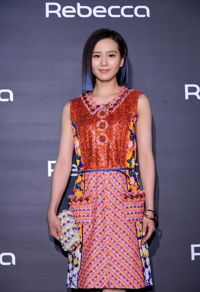 刘诗诗的造型让人意外，一身穿着挺有民族风，但蓝黑发却很潮流